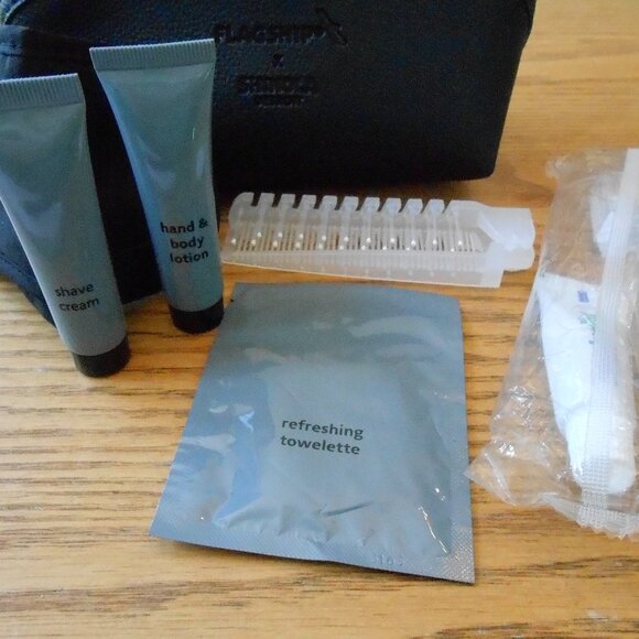 American Airlines Flagship Pebbled Black PU Leather Zippered Amenity/Wash Case - Picture 3 of 5